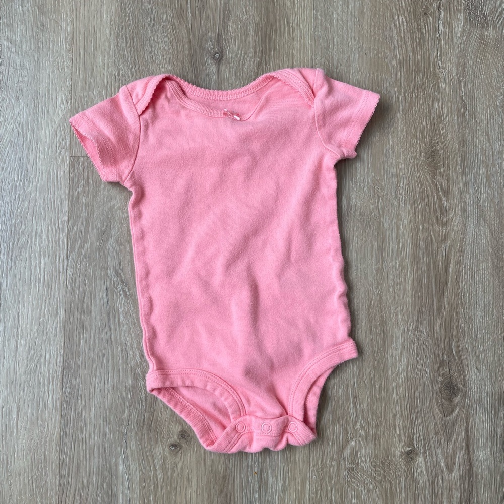 3-6mo pink onesie. Carters. Excellent used condition. No marks or stains etc